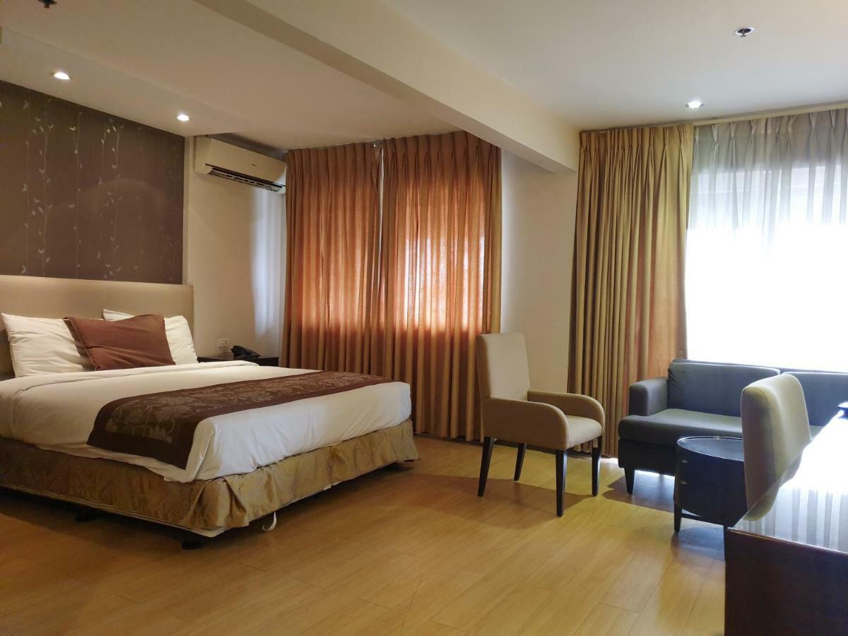 Imperial Palace Suites Кесон Сити Екстериор снимка