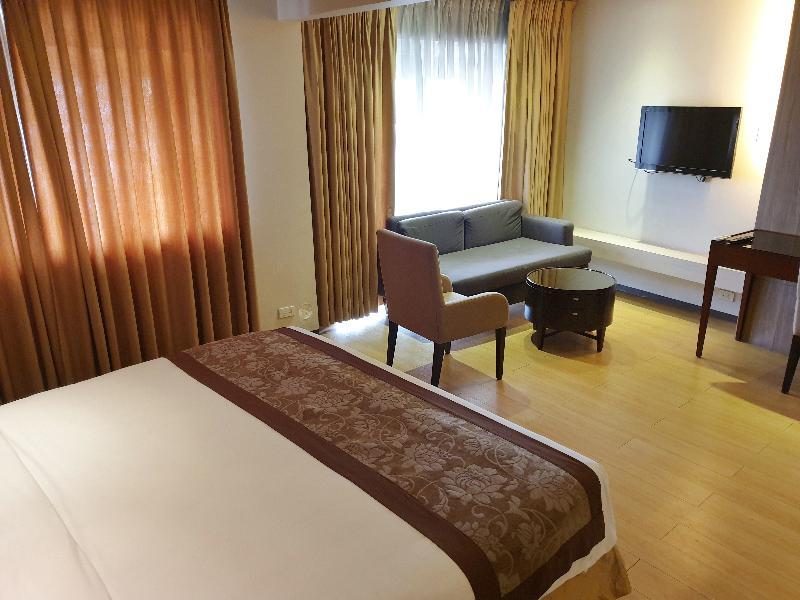 Imperial Palace Suites Кесон Сити Екстериор снимка